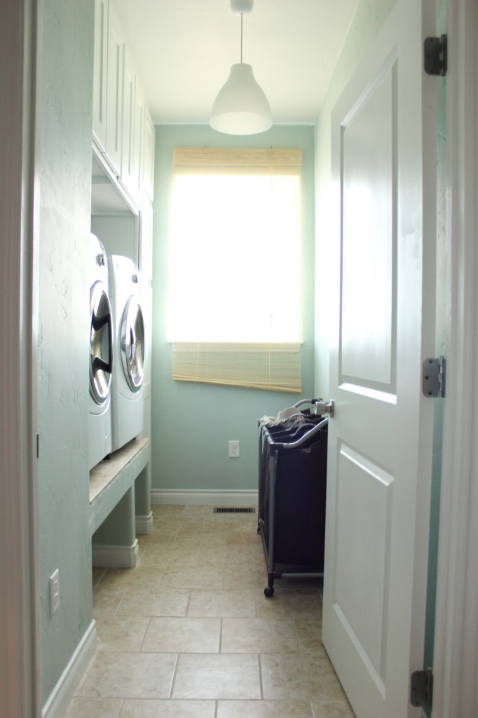 10 BEST ITEMS TO HAVE IN A LAUNDRY ROOM - StoneGable