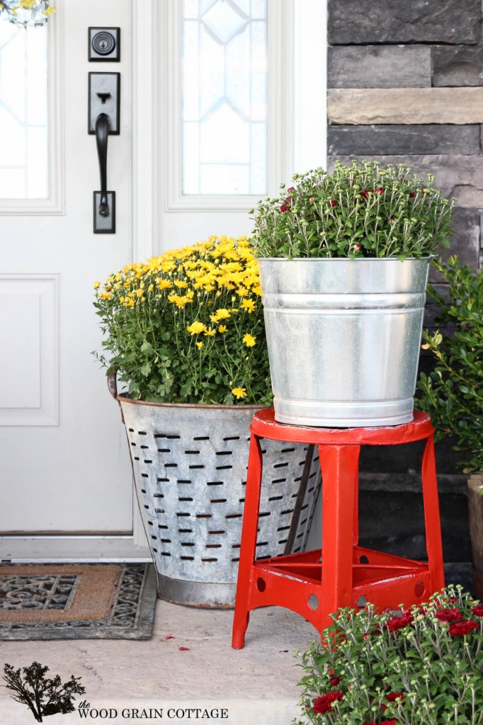 Red Outdoor Stool by The Wood Grain Cottage  #maisonblanchepaint  #paintedfurniture  #ad 