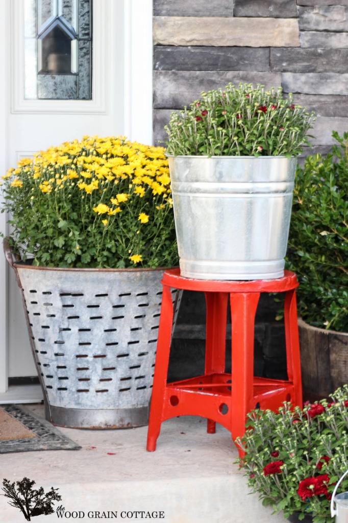 Red Outdoor Stool by The Wood Grain Cottage #maisonblanchepaint  #paintedfurniture #ad 