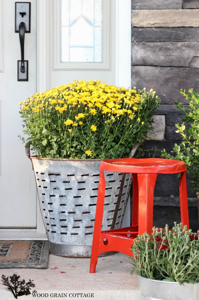 Red Outdoor Stool by The Wood Grain Cottage #maisonblanchepaint  #paintedfurniture #ad 