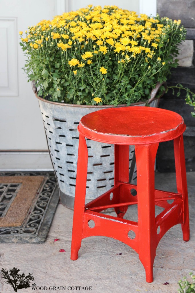 Red Outdoor Stool by The Wood Grain Cottage #maisonblanchepaint  #paintedfurniture #ad 