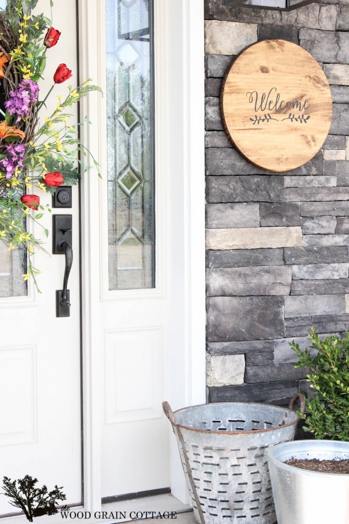 Wood Welcom Sign. Perfect for your front porch or patio! Full tutorial by The Wood Grain Cottage