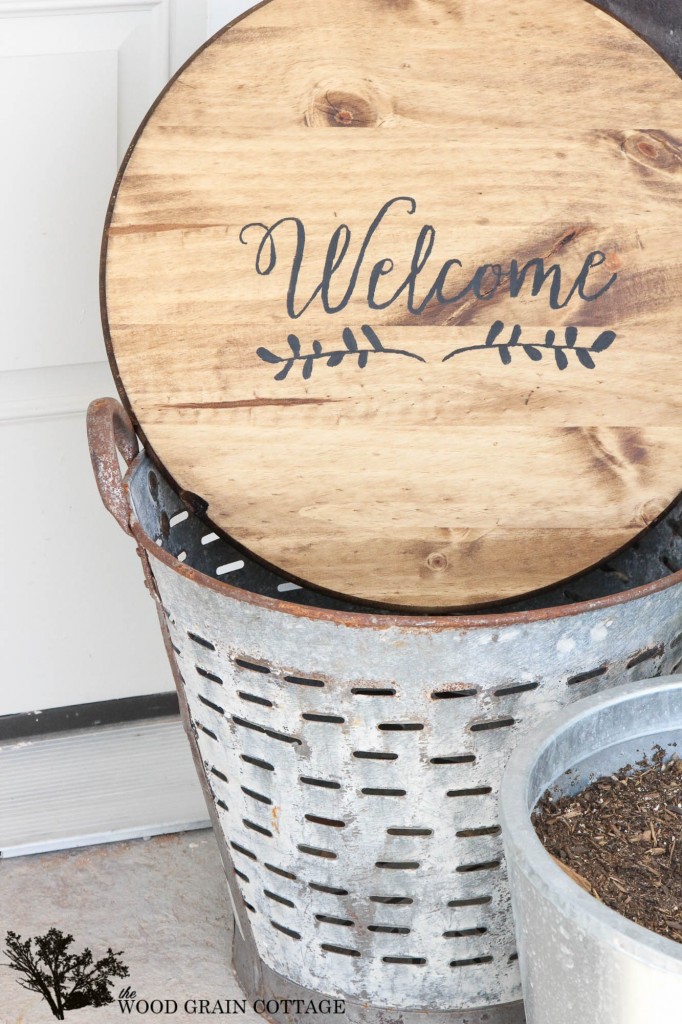 Wood Welcom Sign. Perfect for your front porch or patio! Full tutorial by The Wood Grain Cottage