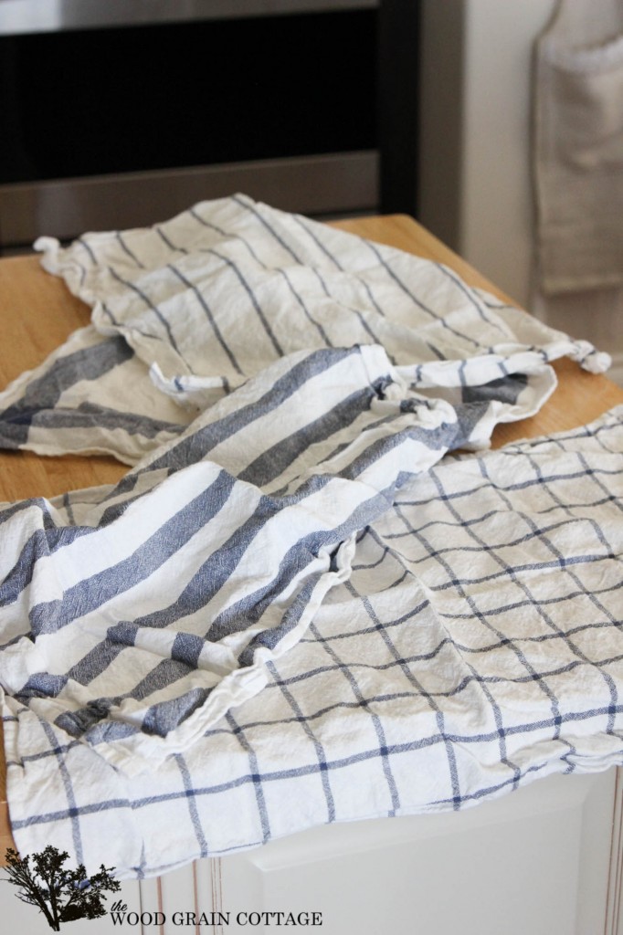 Use kitchen tea towels to make your own pillows! Full tutorial by The Wood Grain Cottage