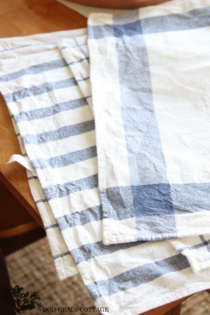 Use kitchen tea towels to make your own pillows! Full tutorial by The Wood Grain Cottage