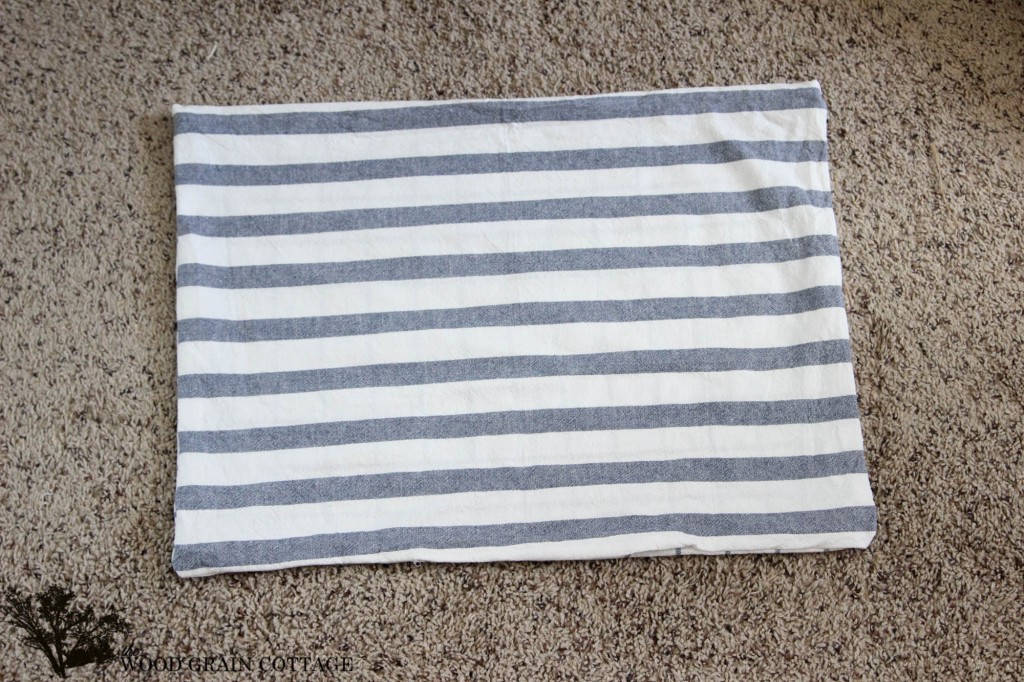 Use kitchen tea towels to make your own pillows! Full tutorial by The Wood Grain Cottage