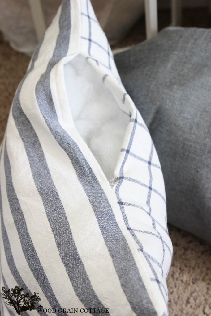 Use kitchen tea towels to make your own pillows! Full tutorial by The Wood Grain Cottage