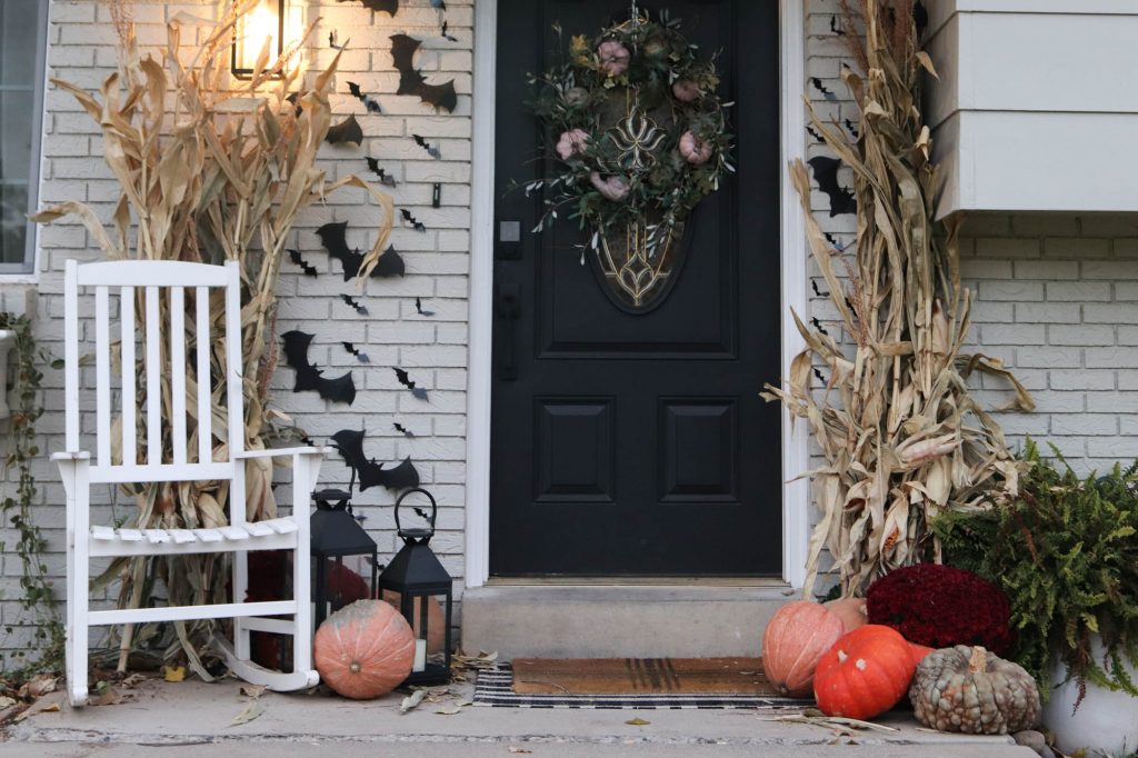 A picture of a front porch decorated for Halloween.