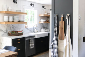 A picture of the kitchen and apron wall.